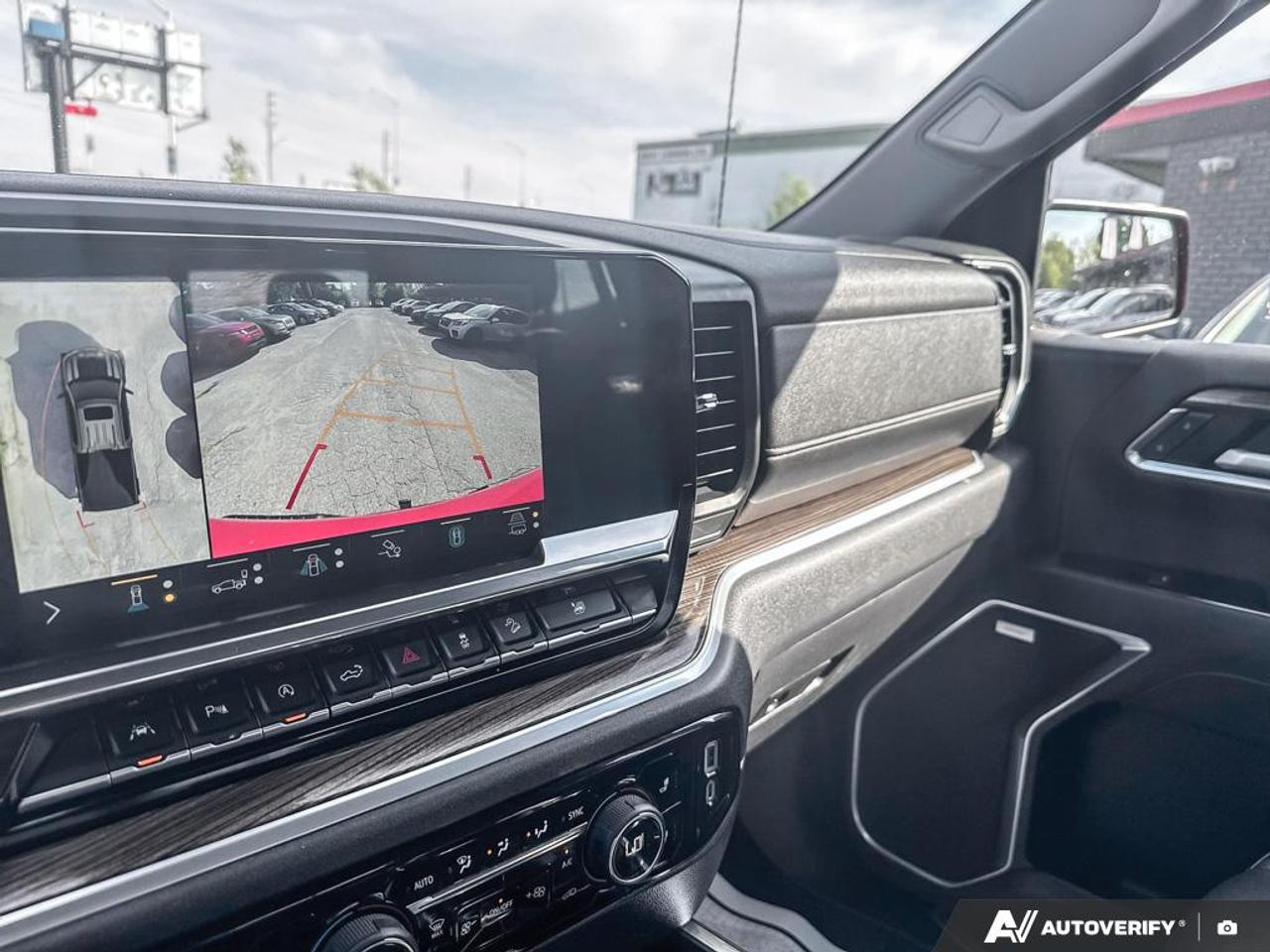2022 Chevrolet Silverado 1500 LT TRAILBOSS / Z71 / ONE OWNER / LEATHER / ROOF Photo