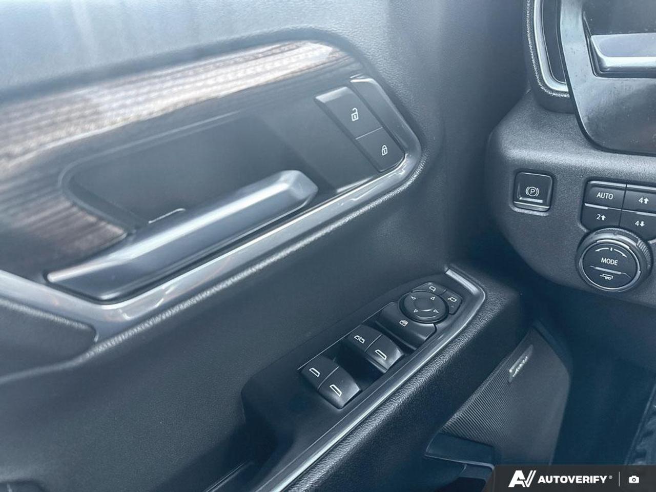2022 Chevrolet Silverado 1500 LT TRAILBOSS / Z71 / ONE OWNER / LEATHER / ROOF Photo