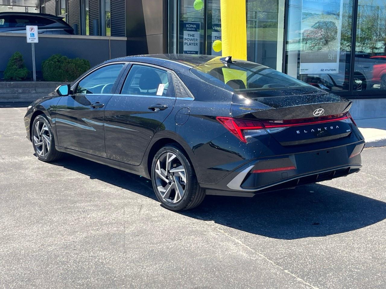 2026 Hyundai Elantra Hybrid Luxury Sedan Photo4