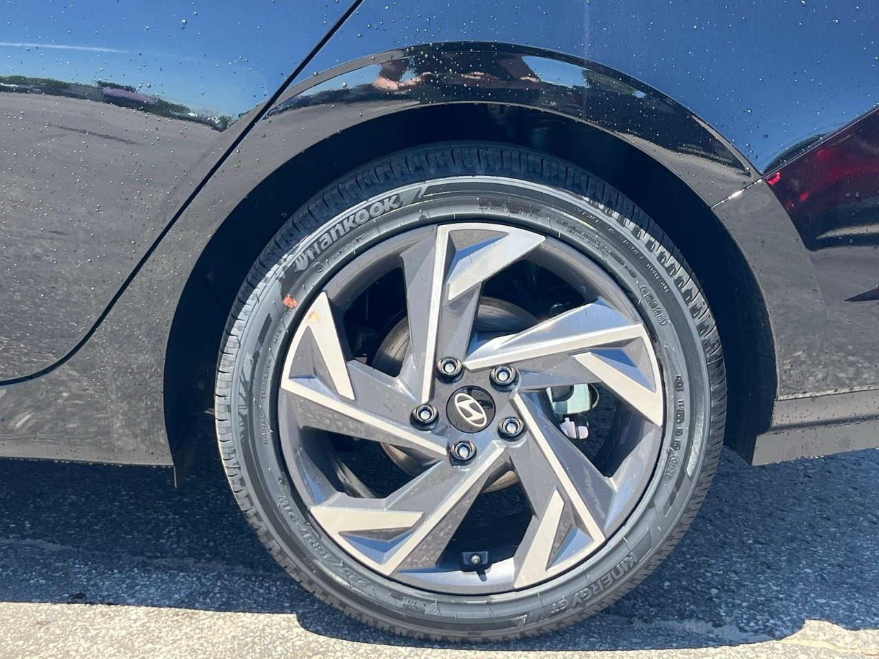 2026 Hyundai Elantra Hybrid Luxury Sedan Photo3