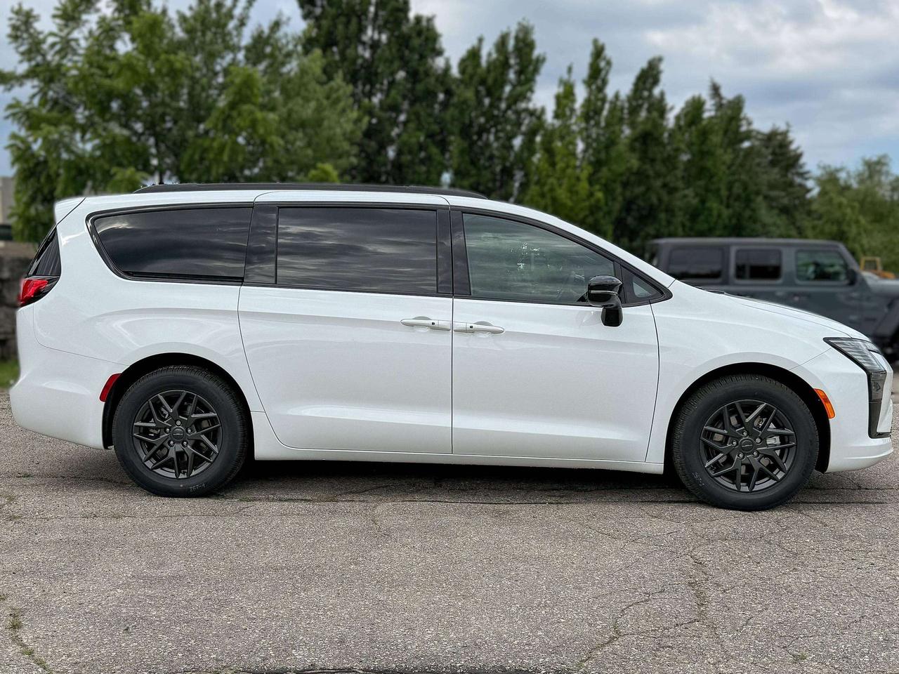 2027 Chrysler Pacifica Select FWD Photo