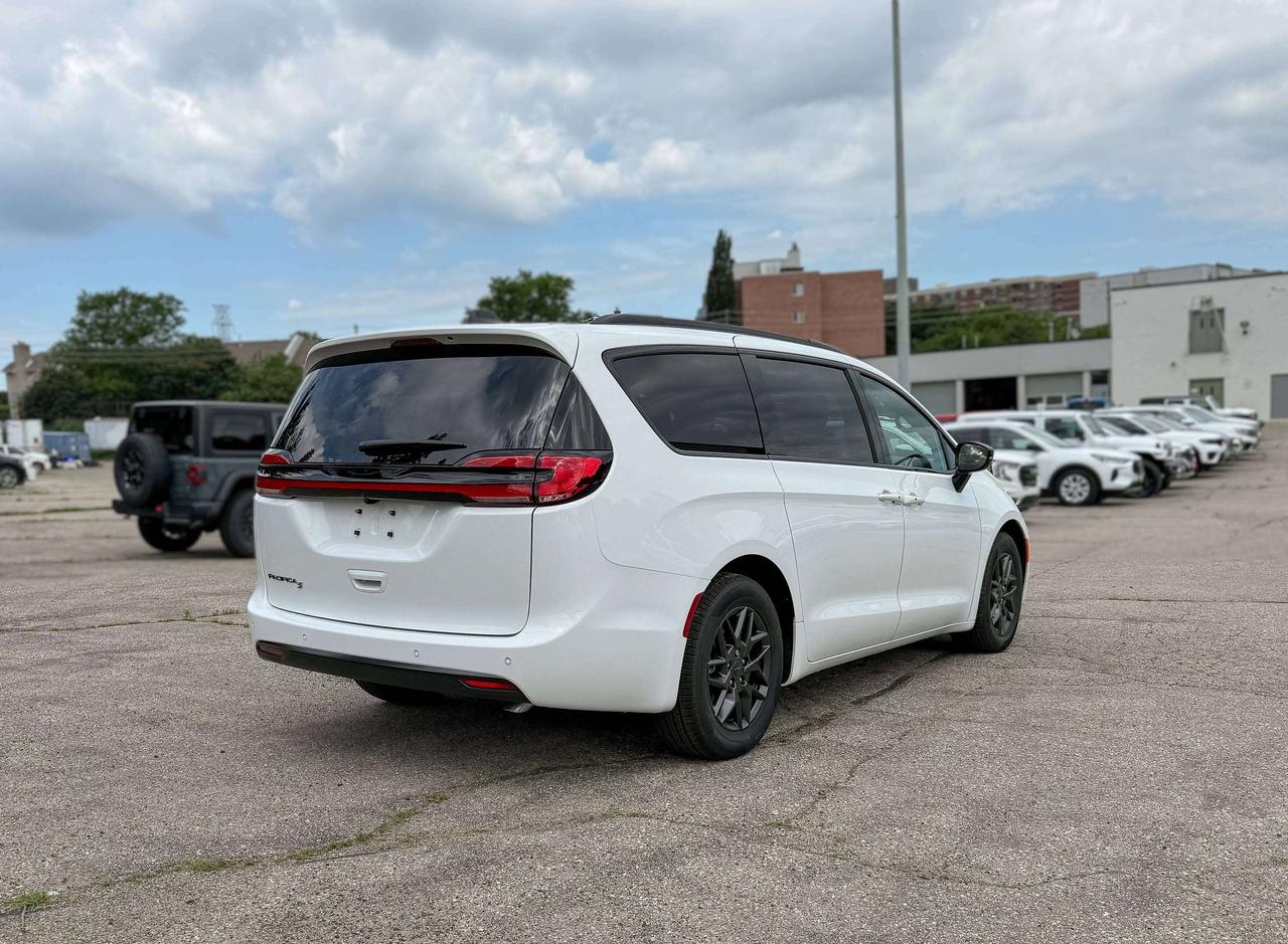 2027 Chrysler Pacifica Select FWD Photo4