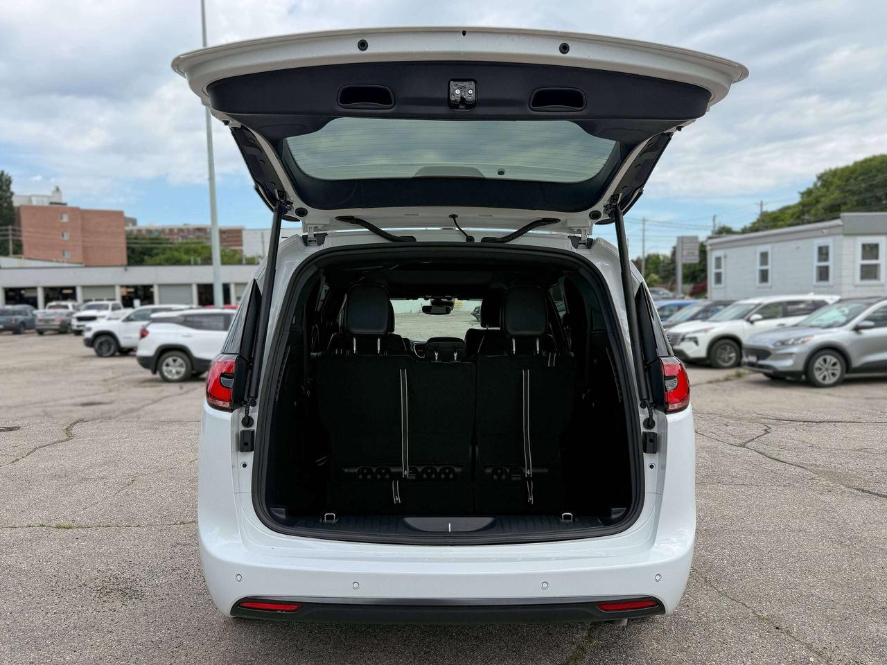 2027 Chrysler Pacifica Select FWD Photo