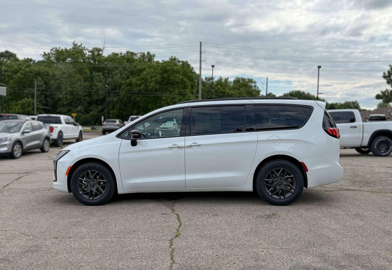 2027 Chrysler Pacifica Select FWD Photo