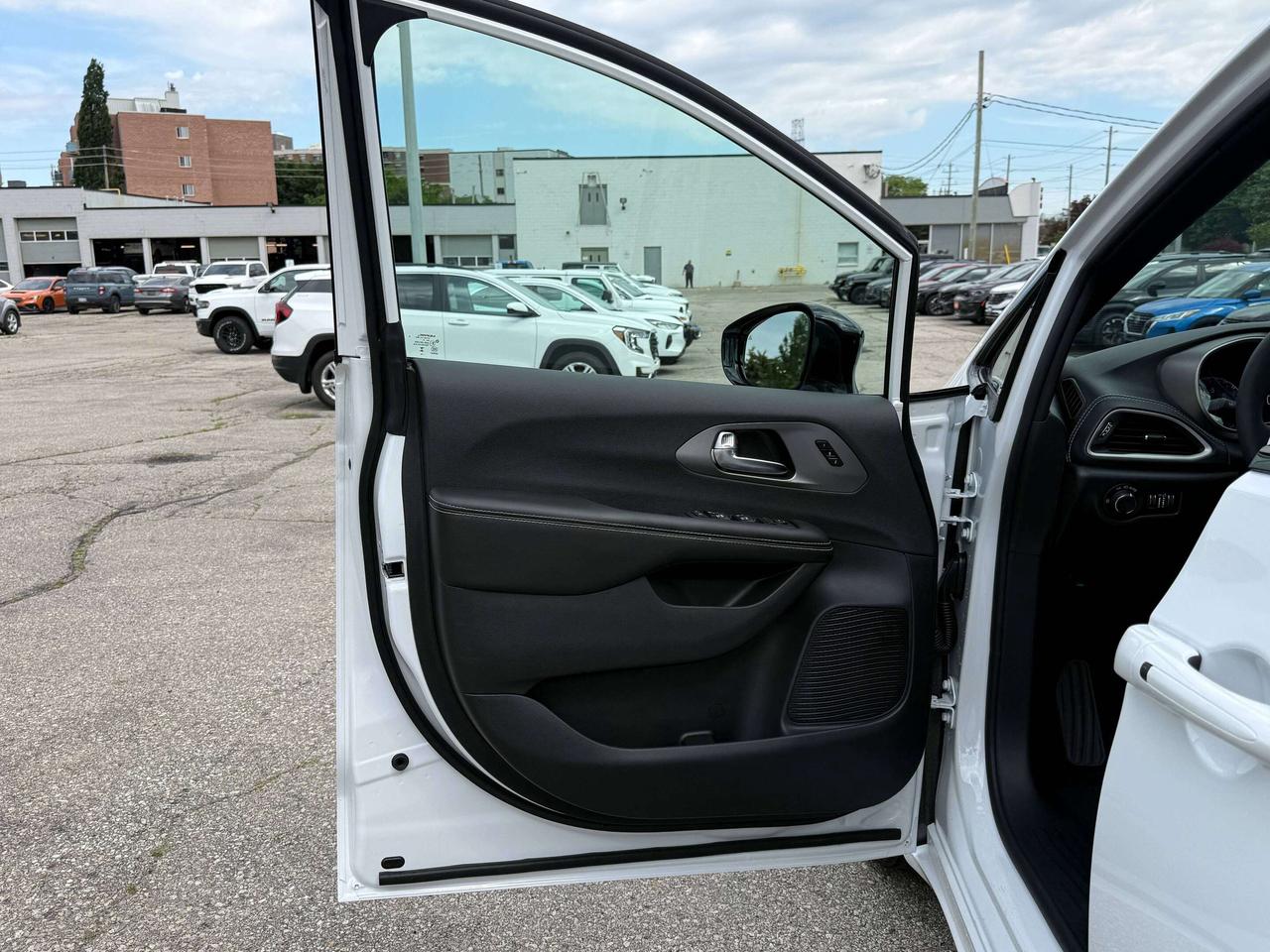 2027 Chrysler Pacifica Select FWD Photo