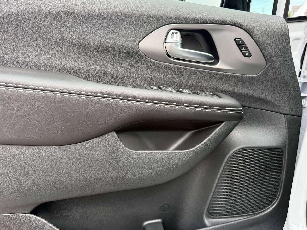 2027 Chrysler Pacifica Select FWD Photo
