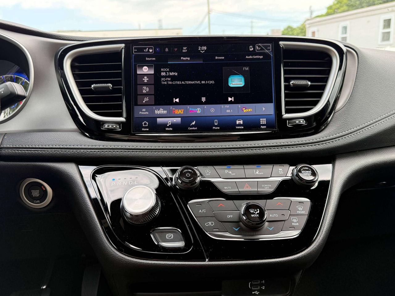 2027 Chrysler Pacifica Select FWD Photo