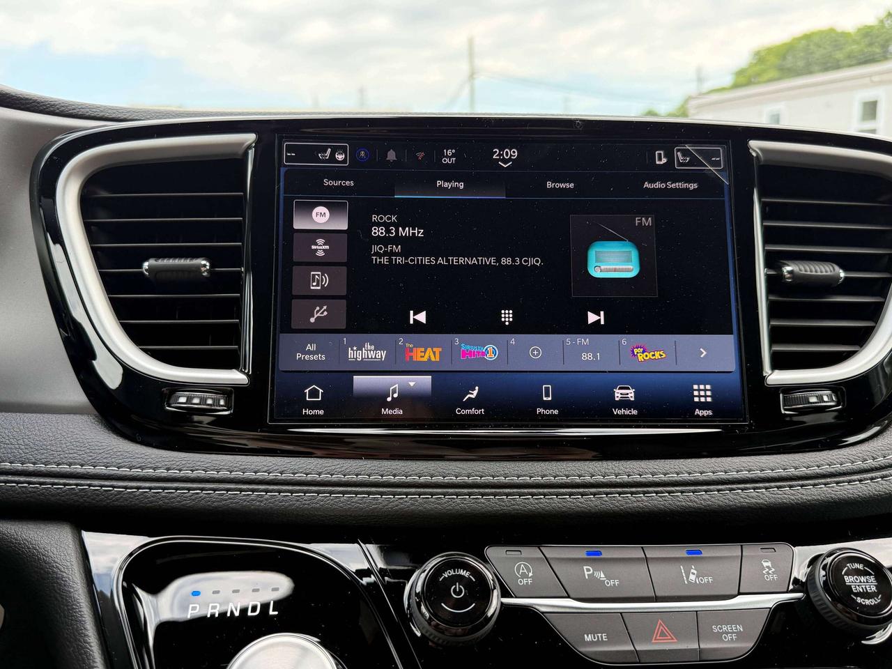 2027 Chrysler Pacifica Select FWD Photo