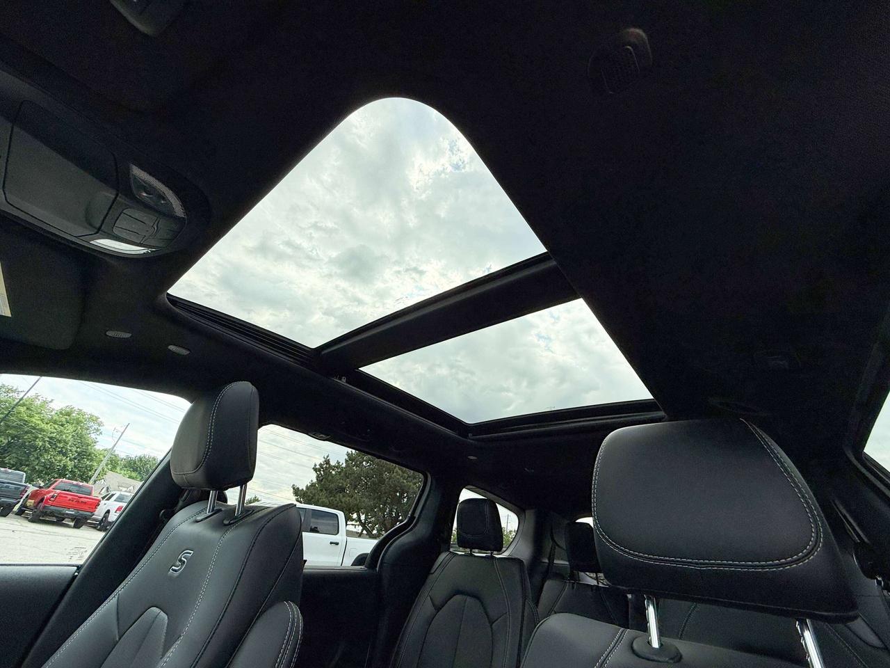 2027 Chrysler Pacifica Select FWD Photo
