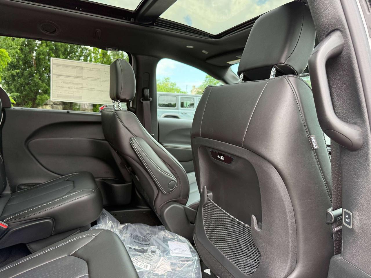 2027 Chrysler Pacifica Select FWD Photo