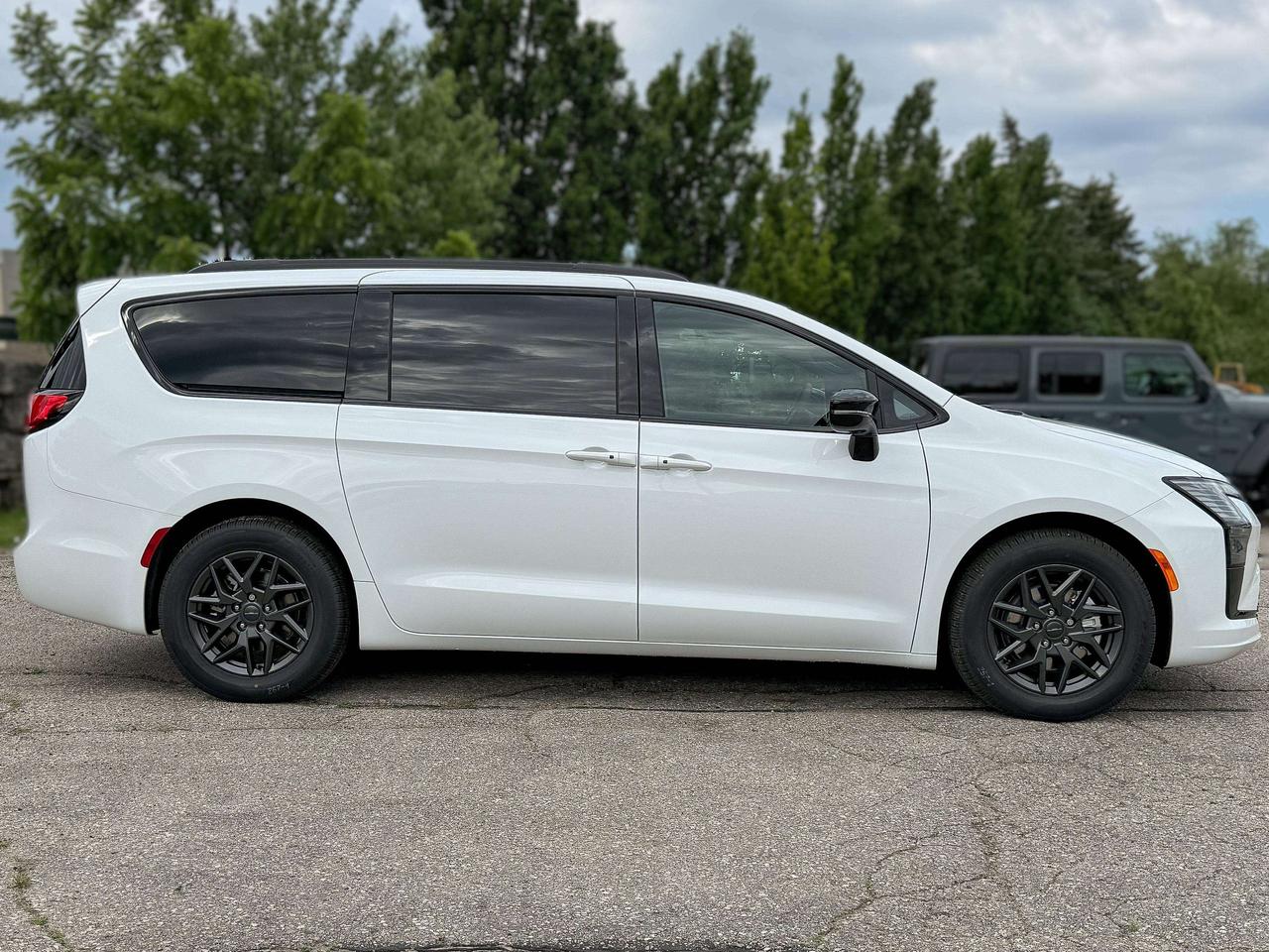 2027 Chrysler Pacifica Select FWD Photo