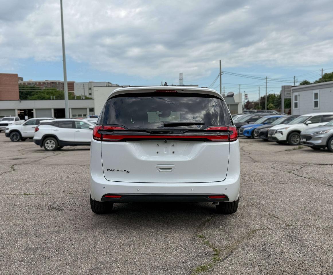 2027 Chrysler Pacifica Select FWD Photo