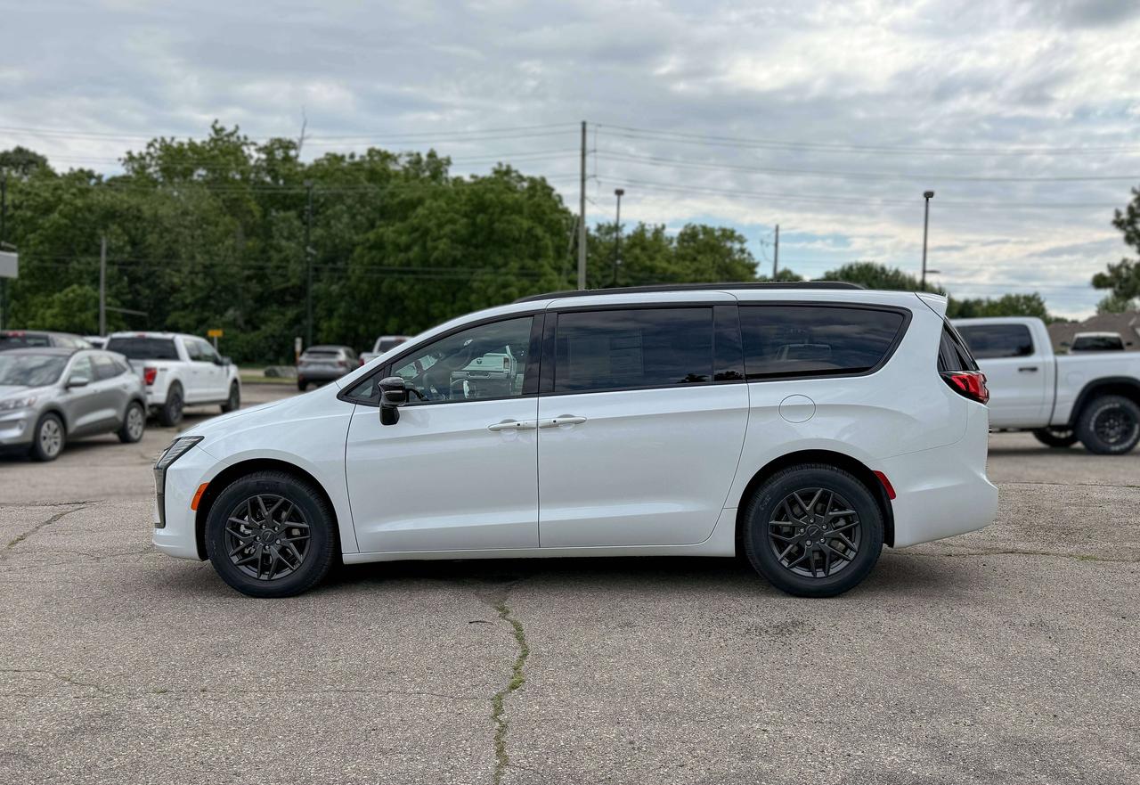 2027 Chrysler Pacifica Select FWD Photo