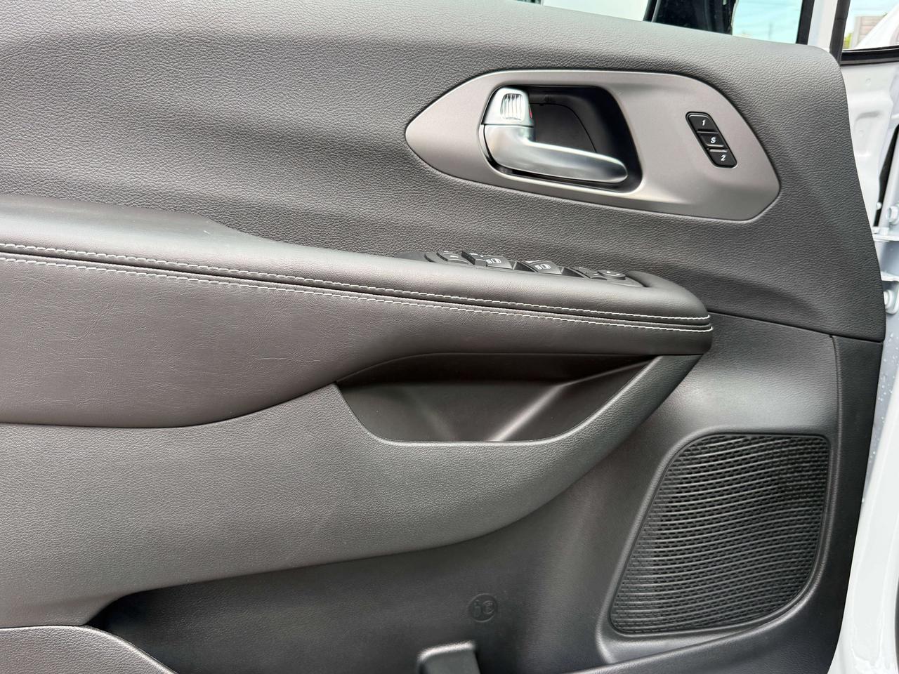2027 Chrysler Pacifica Select FWD Photo
