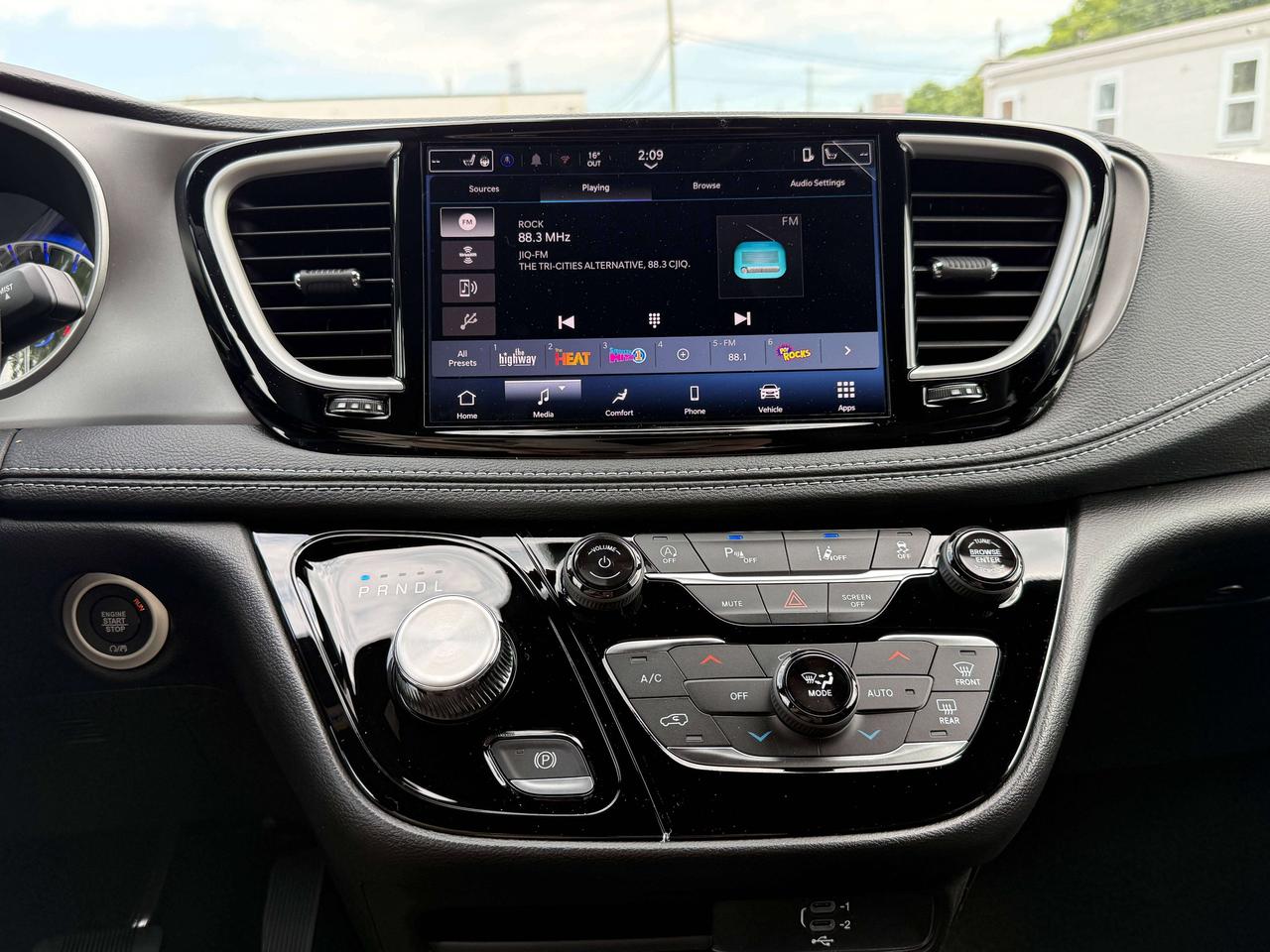 2027 Chrysler Pacifica Select FWD Photo