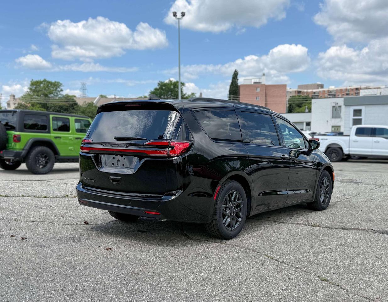 2027 Chrysler Pacifica Select FWD Photo