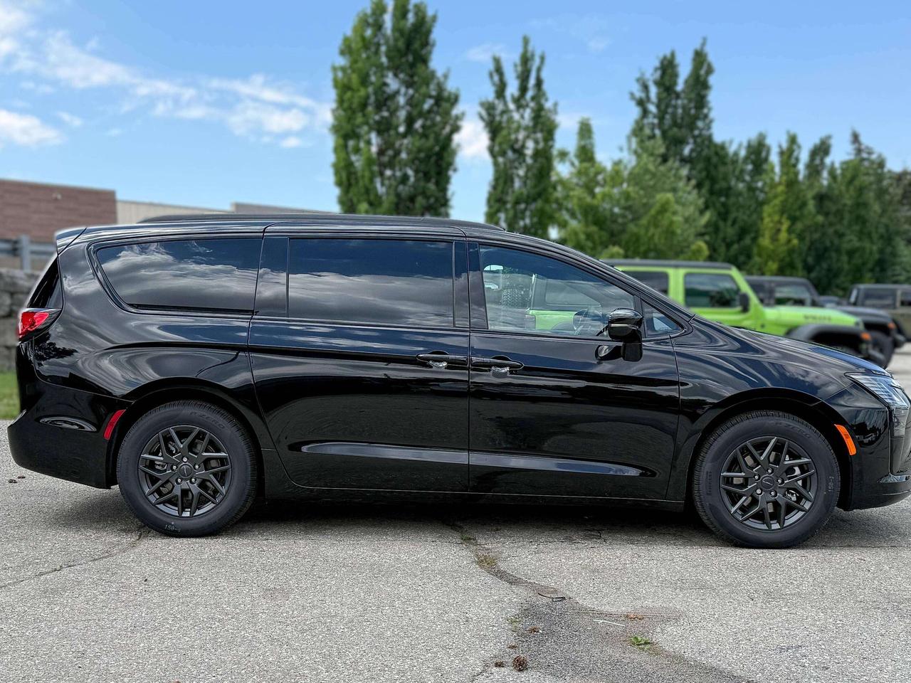 2027 Chrysler Pacifica Select FWD Photo