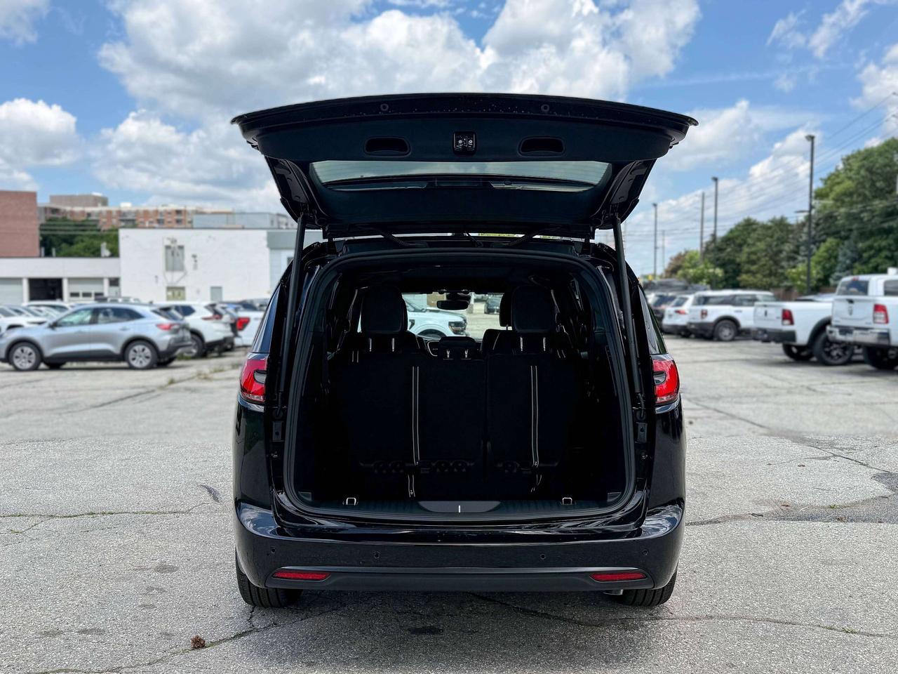 2027 Chrysler Pacifica Select FWD Photo