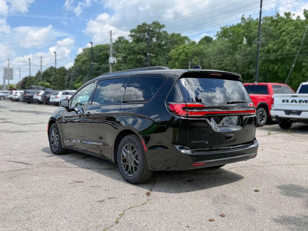 2027 Chrysler Pacifica Select FWD Photo