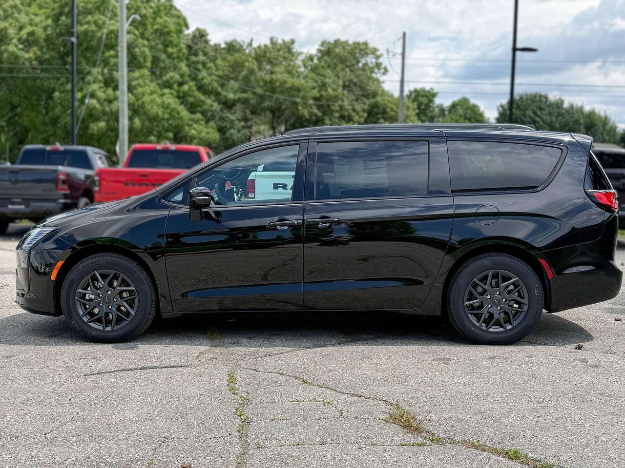 2027 Chrysler Pacifica Select FWD Photo