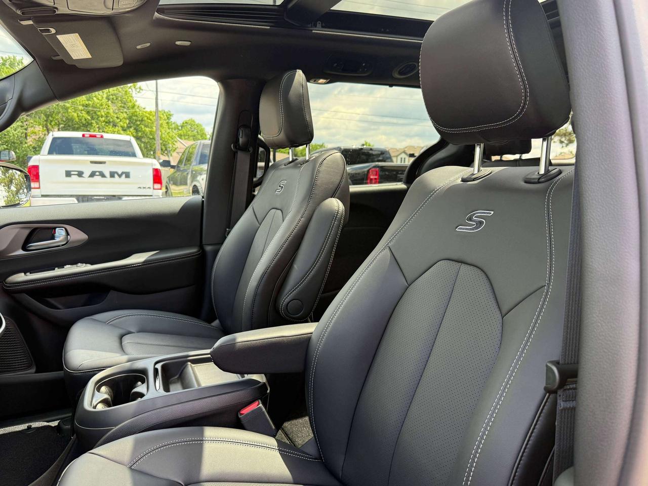 2027 Chrysler Pacifica Select FWD Photo