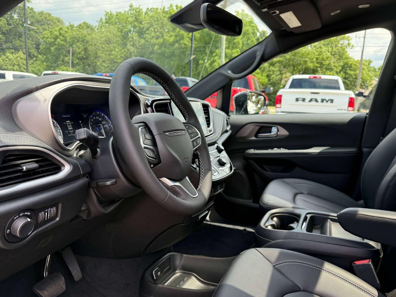 2027 Chrysler Pacifica Select FWD Photo