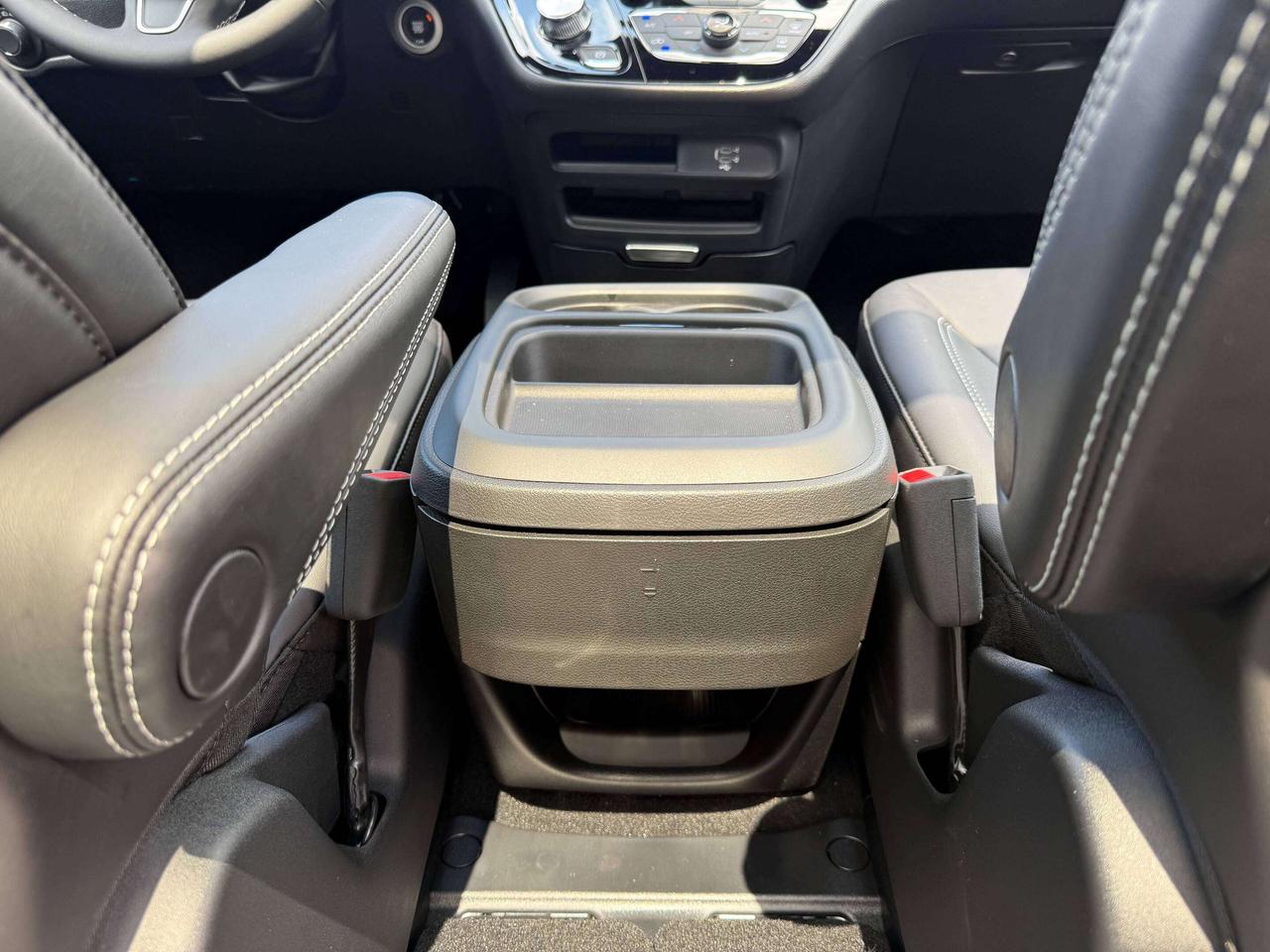 2027 Chrysler Pacifica Select FWD Photo