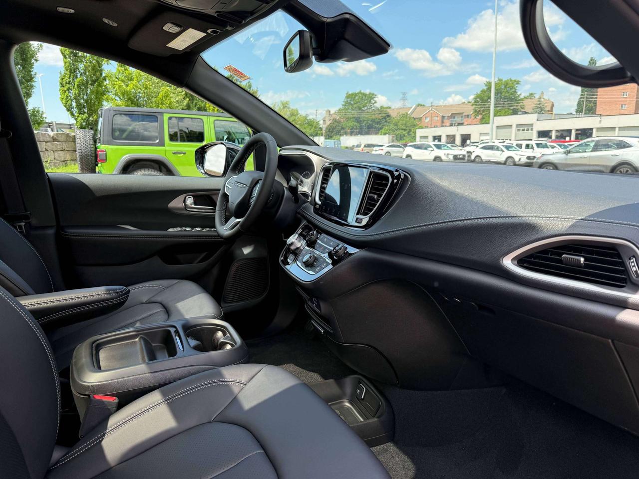 2027 Chrysler Pacifica Select FWD Photo