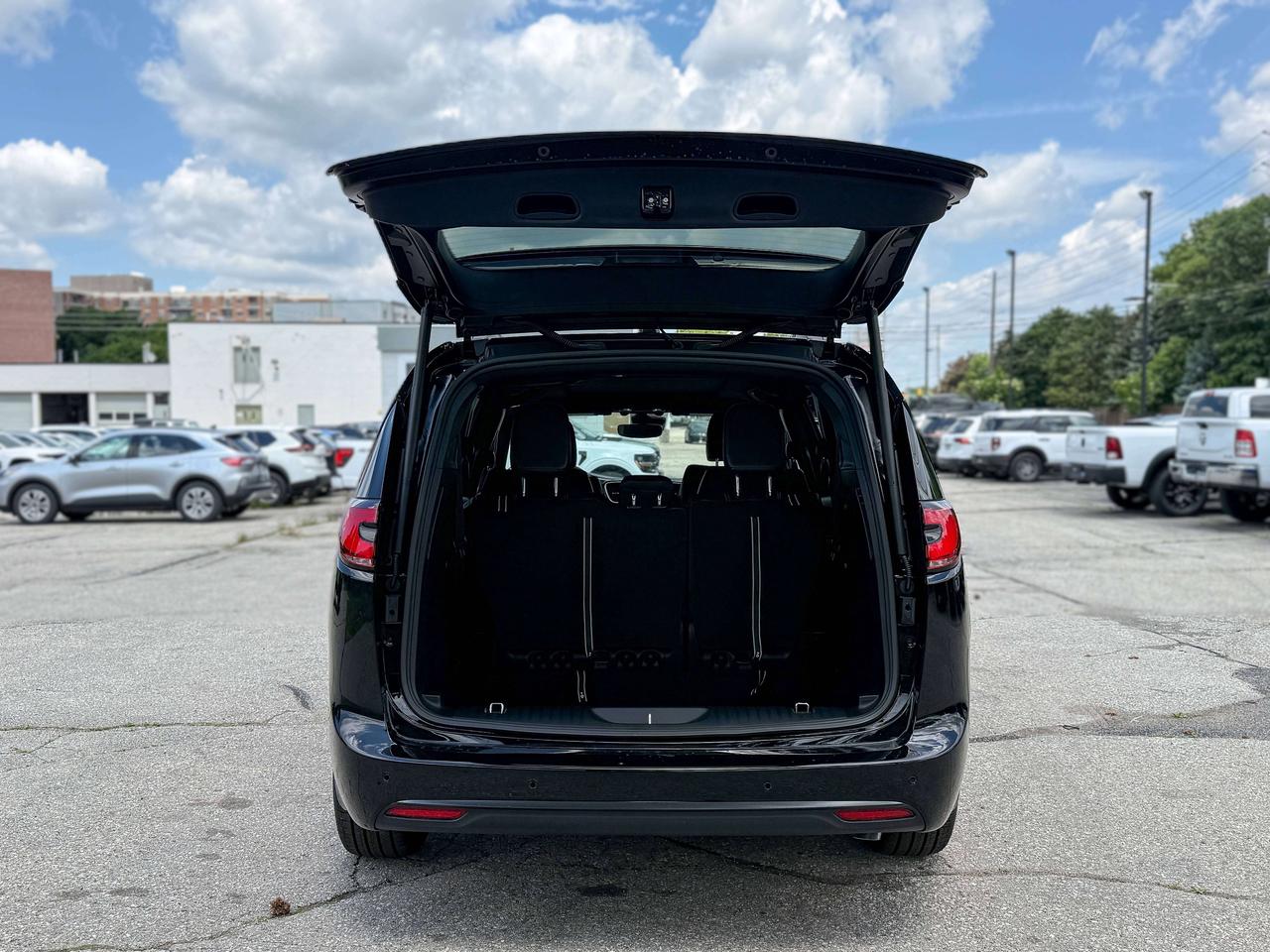 2027 Chrysler Pacifica Select FWD Photo