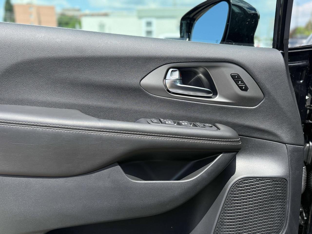 2027 Chrysler Pacifica Select FWD Photo