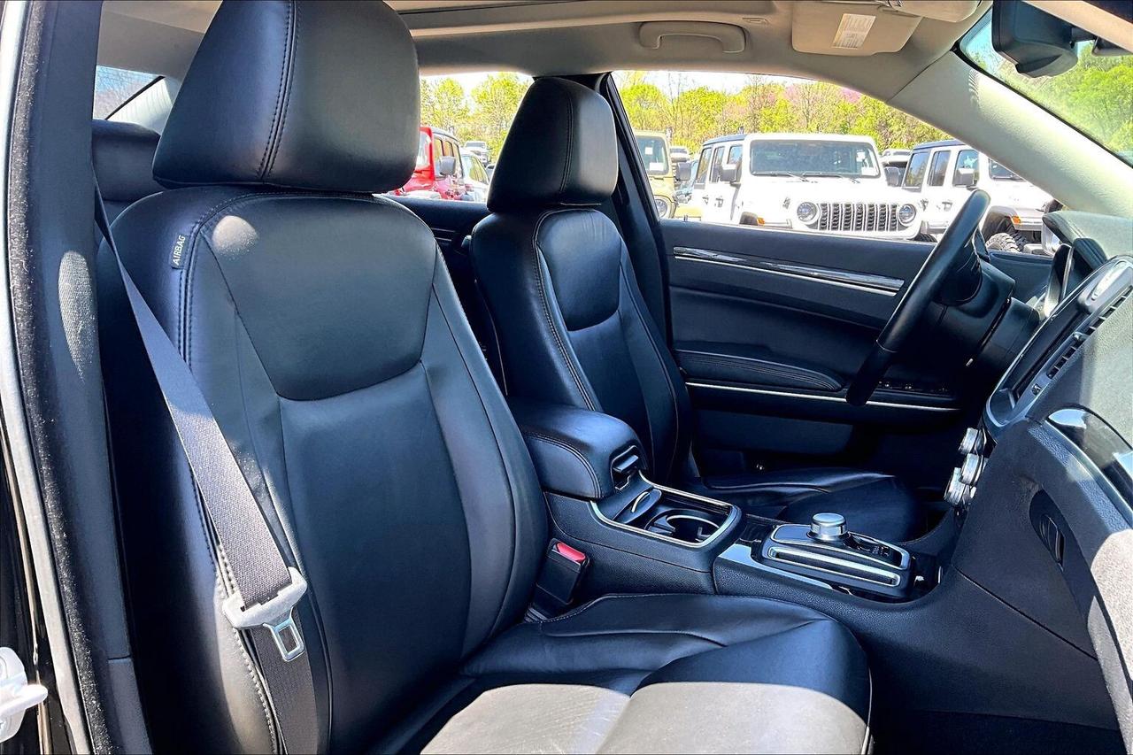 2019 Chrysler 300 300 Touring L | Heated Leather Panoroof | RWD Photo