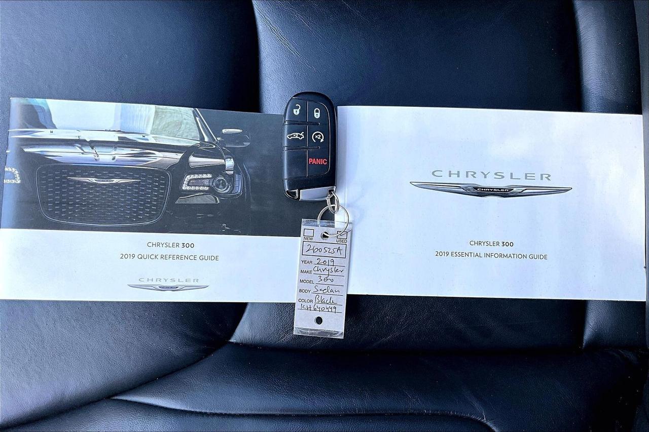 2019 Chrysler 300 300 Touring L | Heated Leather Panoroof | RWD Photo