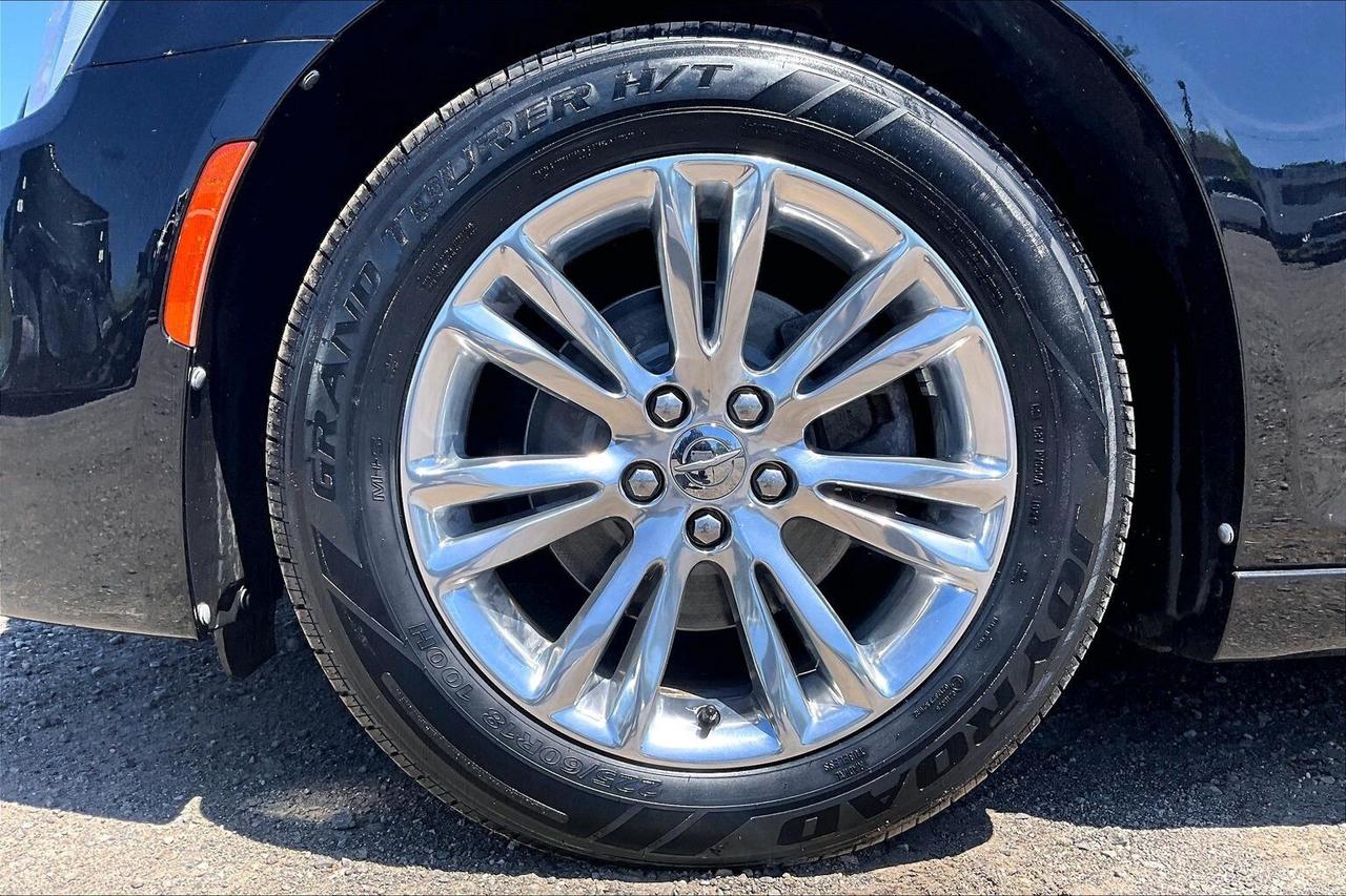 2019 Chrysler 300 300 Touring L | Heated Leather Panoroof | RWD Photo