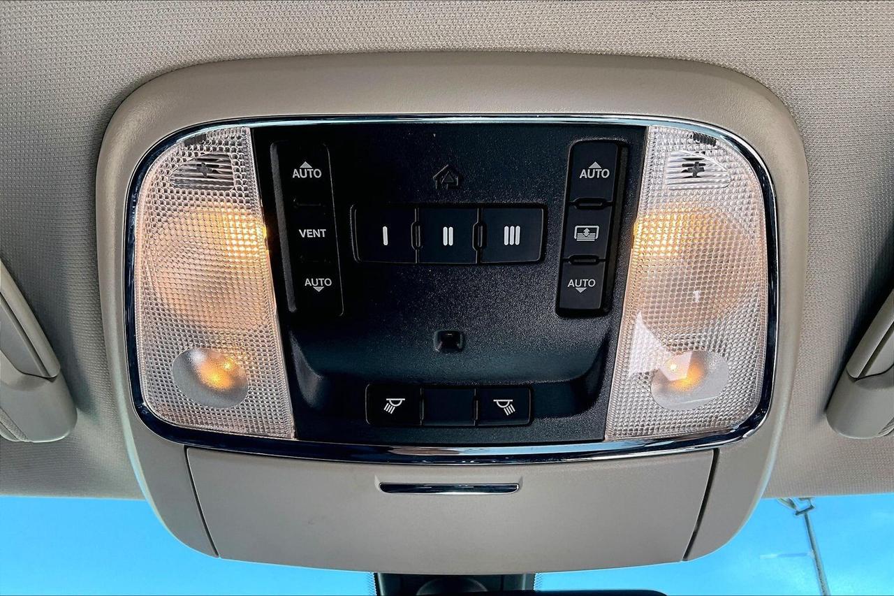 2019 Chrysler 300 300 Touring L | Heated Leather Panoroof | RWD Photo