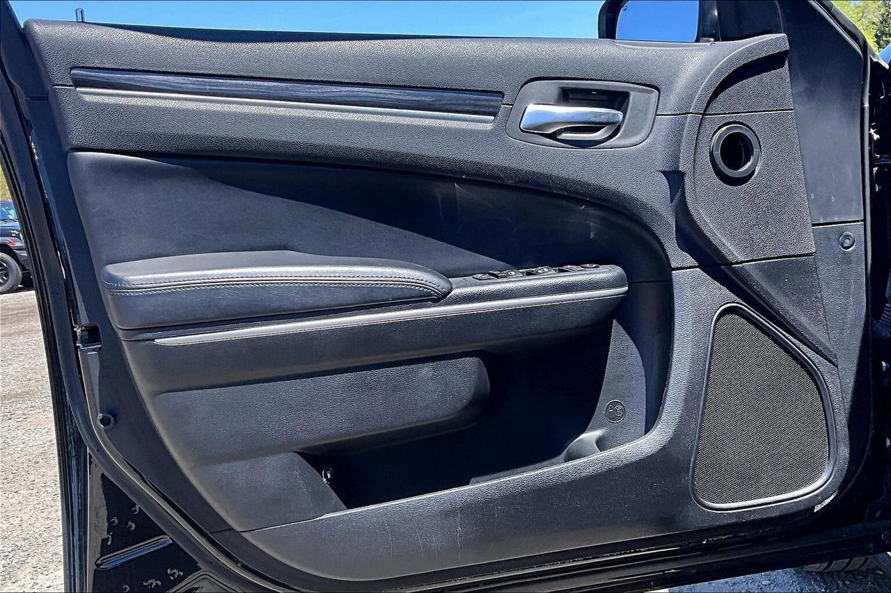 2019 Chrysler 300 300 Touring L | Heated Leather Panoroof | RWD Photo