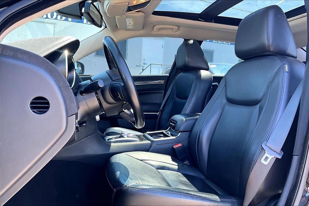 2019 Chrysler 300 300 Touring L | Heated Leather Panoroof | RWD Photo