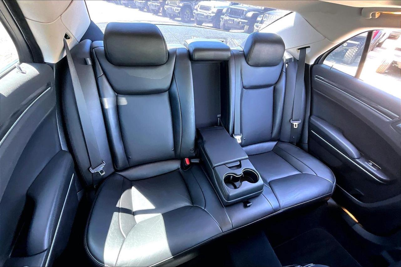 2019 Chrysler 300 300 Touring L | Heated Leather Panoroof | RWD Photo