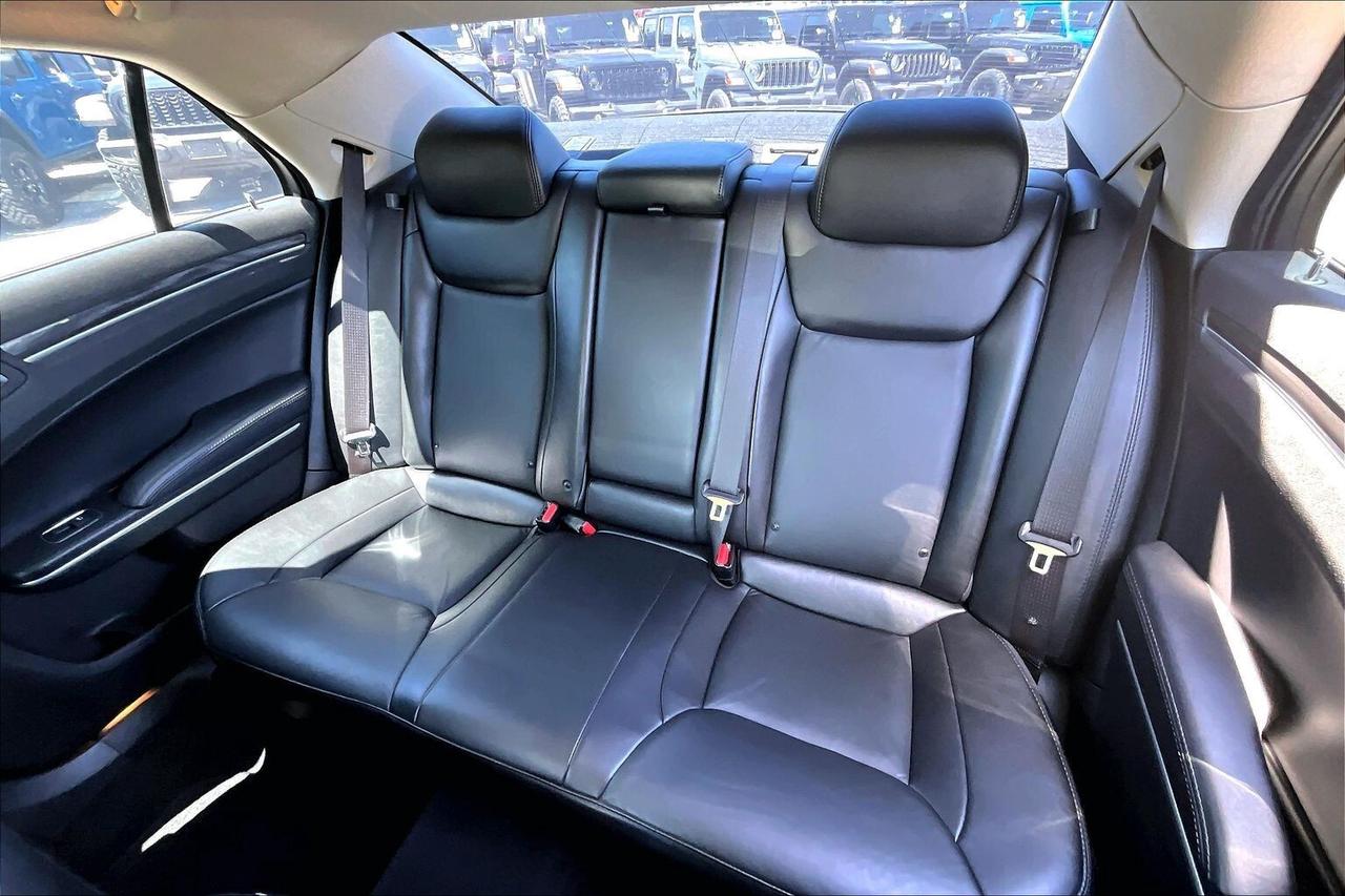 2019 Chrysler 300 300 Touring L | Heated Leather Panoroof | RWD Photo