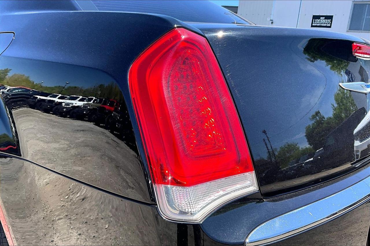 2019 Chrysler 300 300 Touring L | Heated Leather Panoroof | RWD Photo