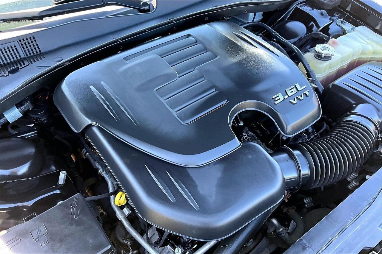 2019 Chrysler 300 300 Touring L | Heated Leather Panoroof | RWD Photo