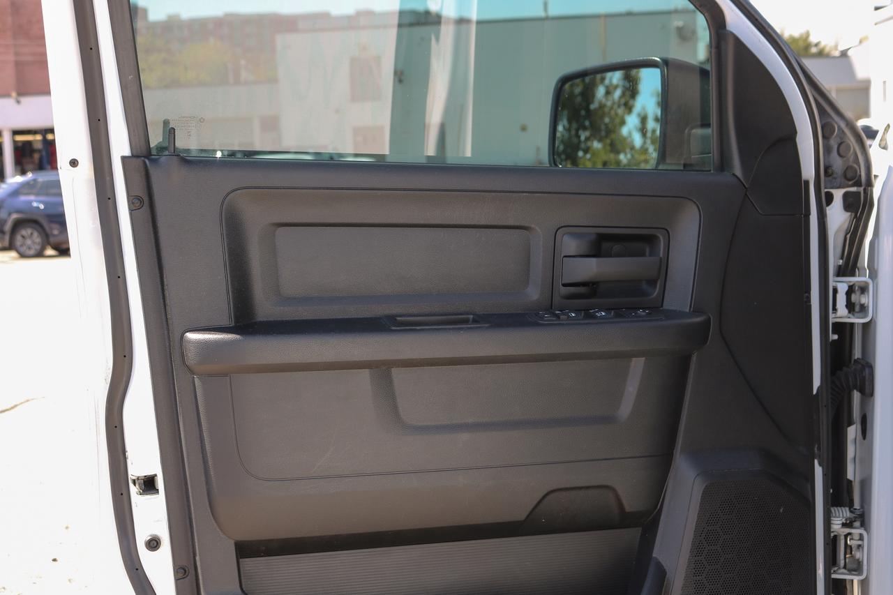 2023 RAM 1500 Classic Express 4x4 Crew Cab 5'7  Box | REMOTE START | Photo