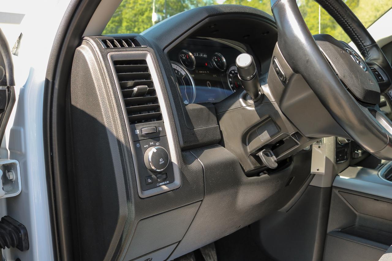 2023 RAM 1500 Classic Express 4x4 Crew Cab 5'7  Box | REMOTE START | Photo