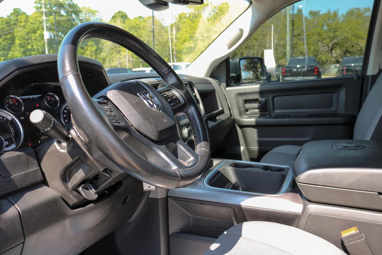 2023 RAM 1500 Classic Express 4x4 Crew Cab 5'7  Box | REMOTE START | Photo