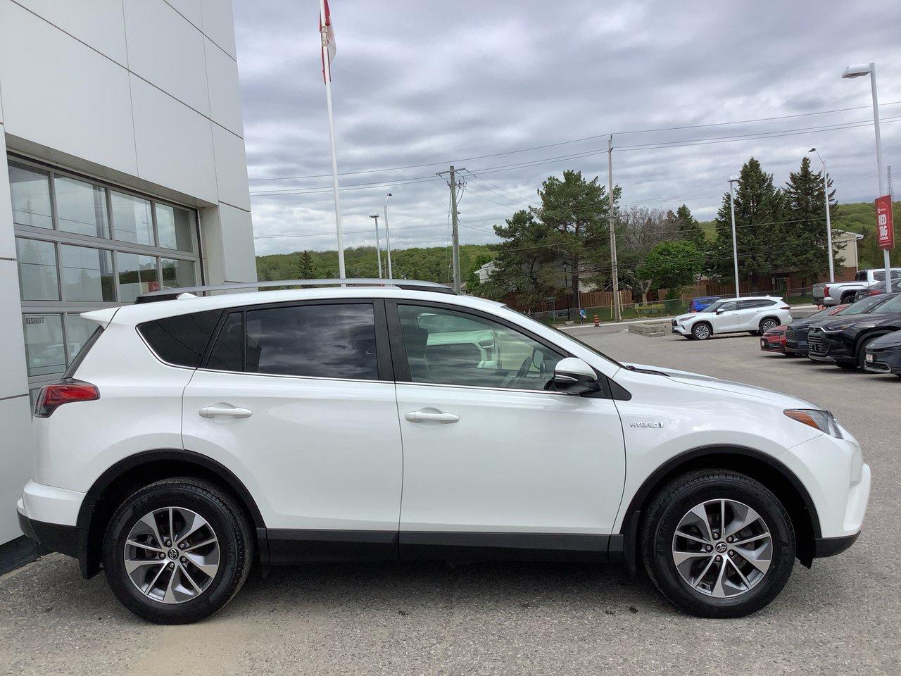 2017 Toyota RAV4 XLE HYBRID Photo