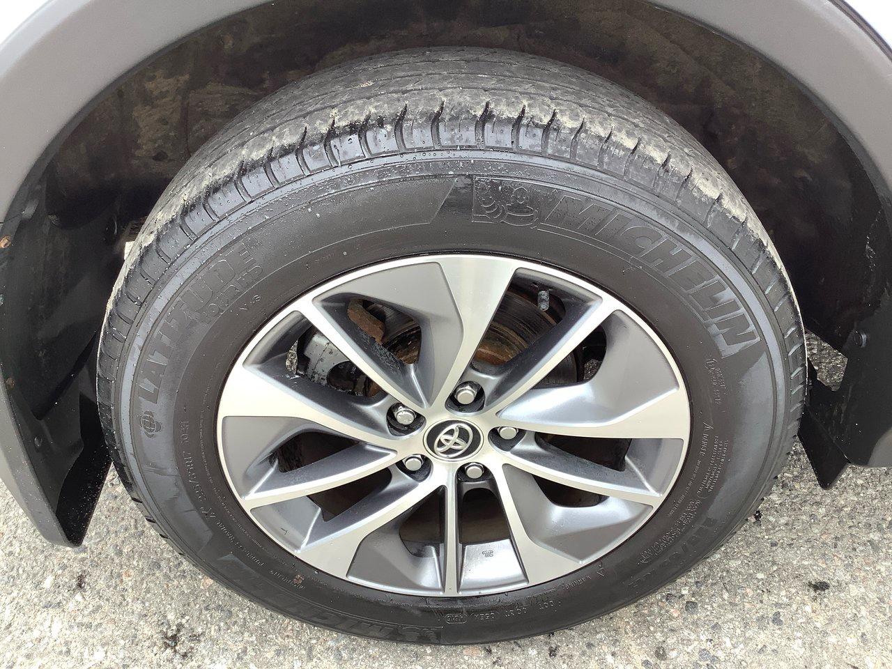 2017 Toyota RAV4 XLE HYBRID Photo