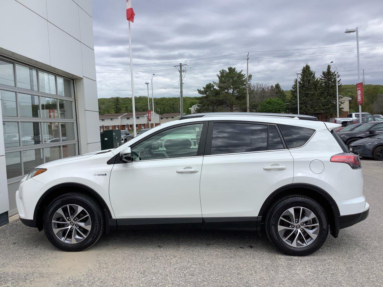 2017 Toyota RAV4 XLE HYBRID Photo