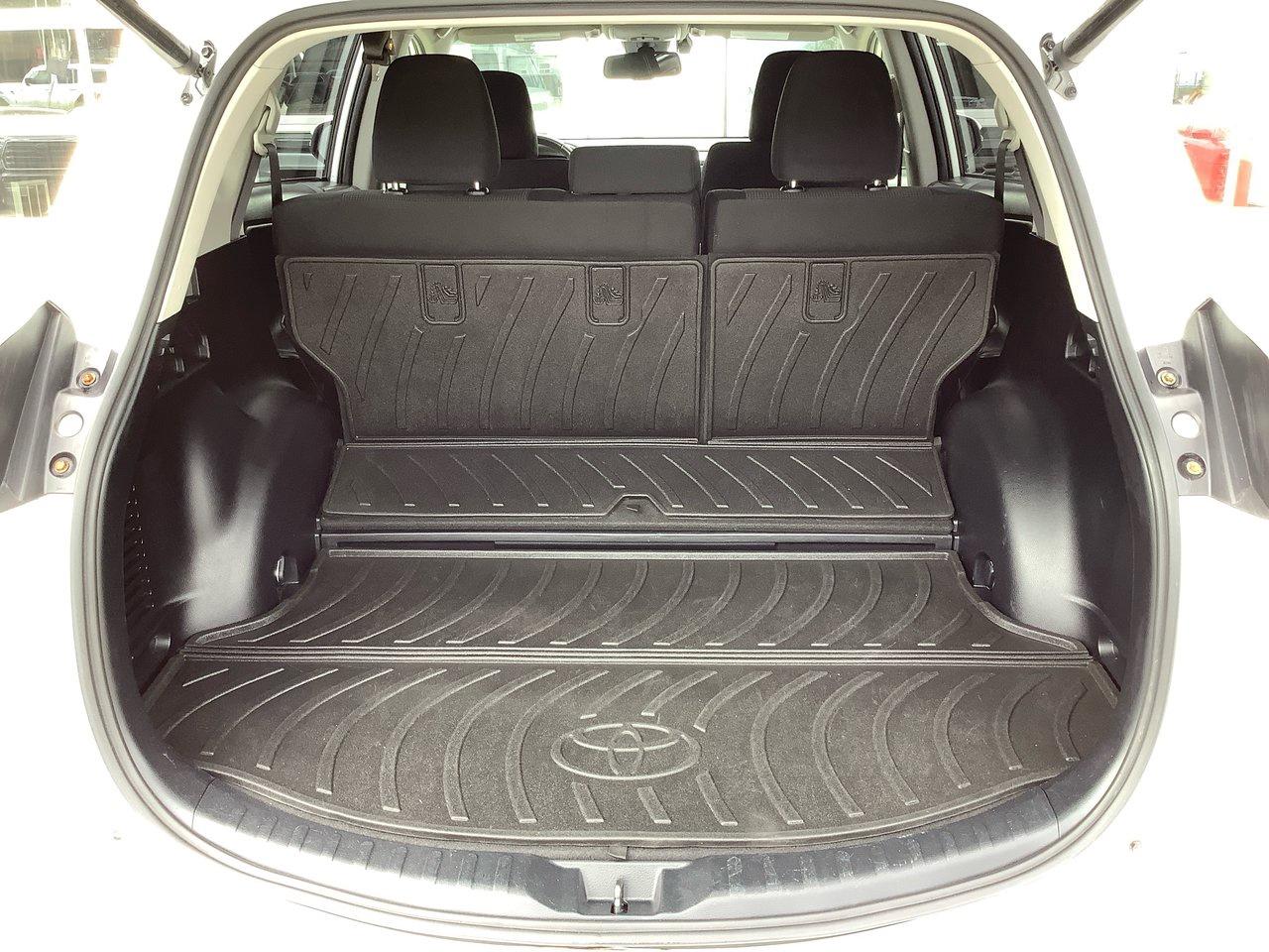 2017 Toyota RAV4 XLE HYBRID Photo