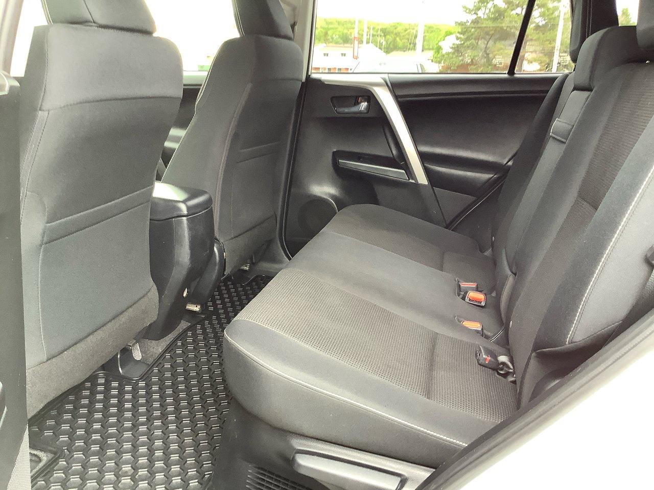 2017 Toyota RAV4 XLE HYBRID Photo