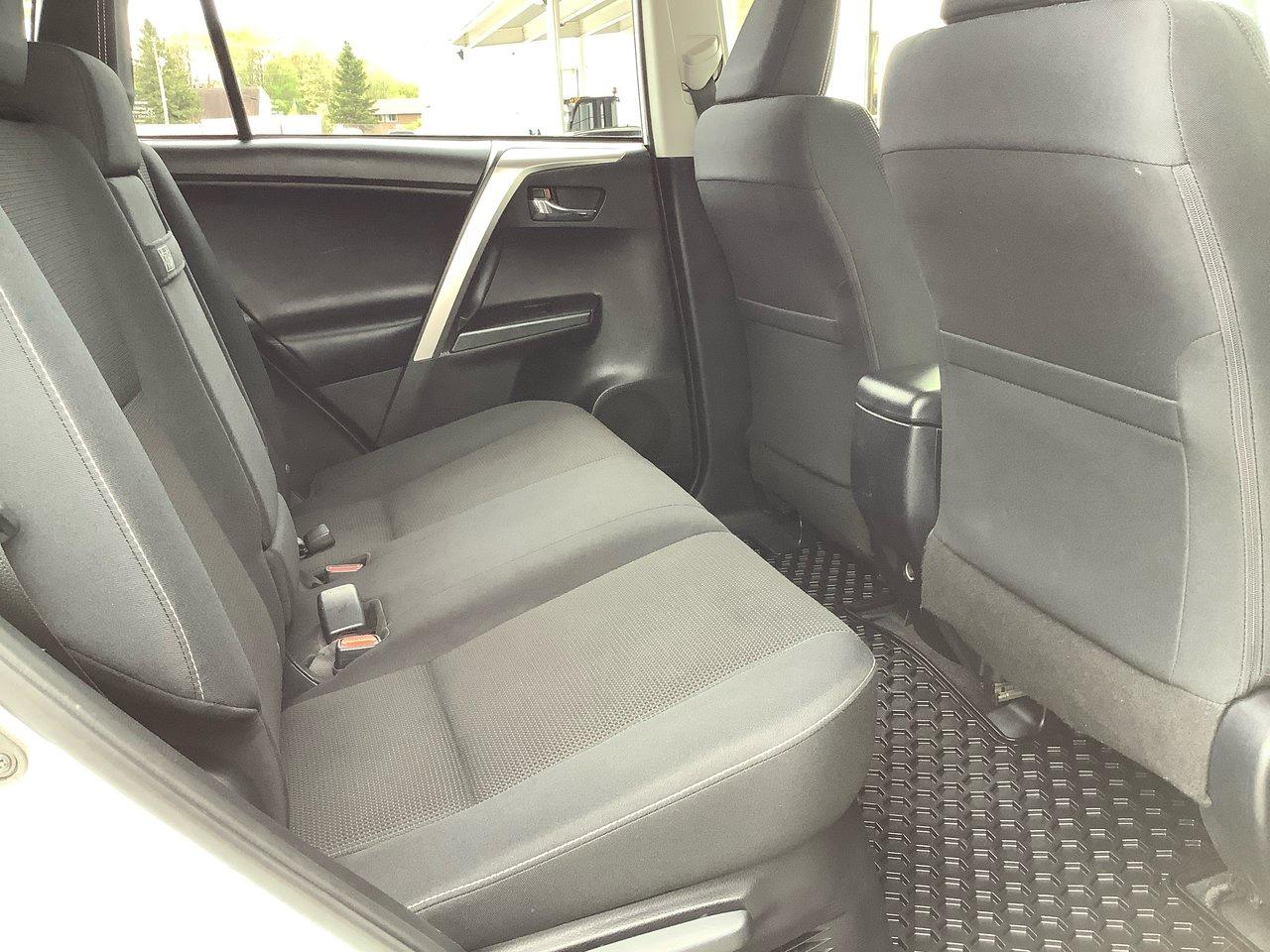 2017 Toyota RAV4 XLE HYBRID Photo