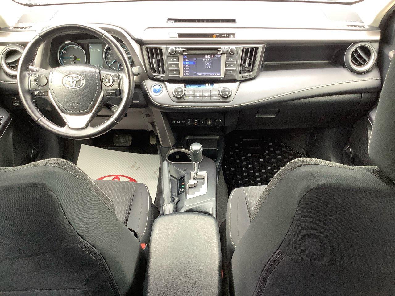 2017 Toyota RAV4 XLE HYBRID Photo